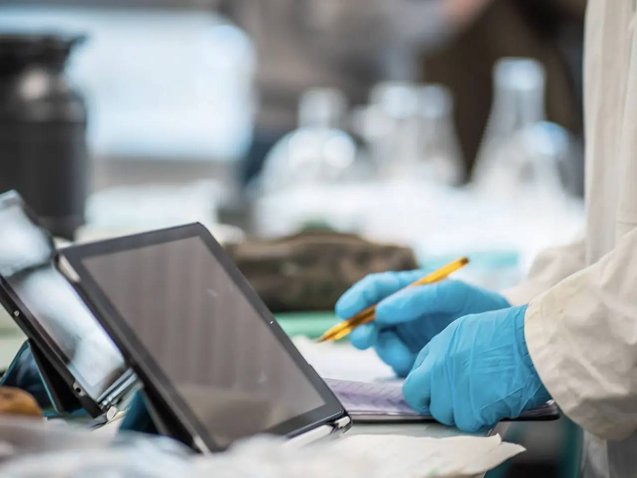 tablette, blouse, gants, chimie